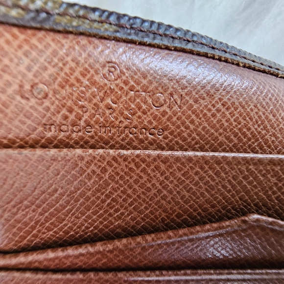 Louis Vuitton Vintage Compact Wallet. - Picture 10 of 16